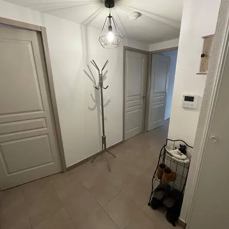 3 Pieces Avec Terrasse Et Jardin, Proche Et Commerces, 2 Parkings, - Fr-1-225-773 Appartement *