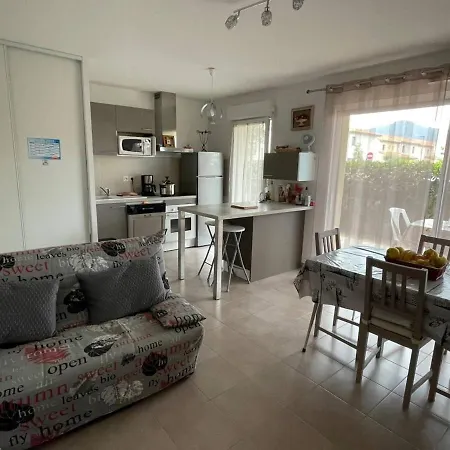 3 Pieces Avec Terrasse Et Jardin, Proche Et Commerces, 2 Parkings, - Fr-1-225-773 Apartment