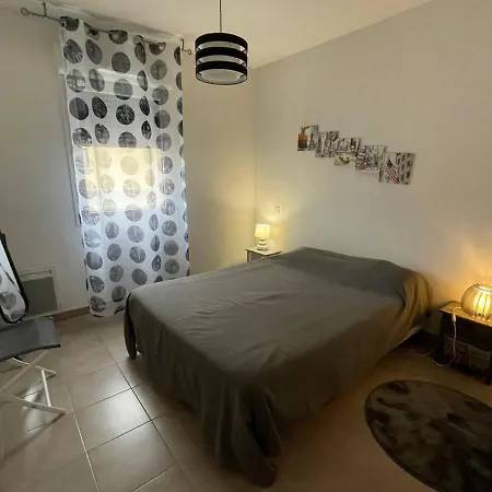 3 Pieces Avec Terrasse Et Jardin, Proche Et Commerces, 2 Parkings, - Fr-1-225-773 Apartment *
