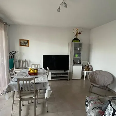 Apartment 3 Pieces Avec Terrasse Et Jardin, Proche Et Commerces, 2 Parkings, - Fr-1-225-773 *