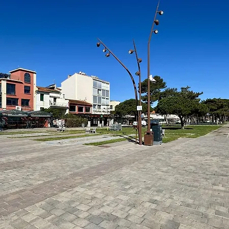 3 Pieces Avec Terrasse Et Jardin, Proche Et Commerces, 2 Parkings, - Fr-1-225-773 Apartment